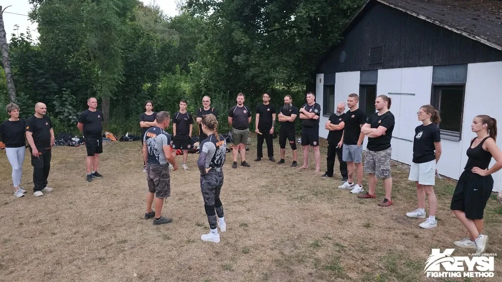 Justo Diegiez erklärt der Gruppe die nächste Übung
