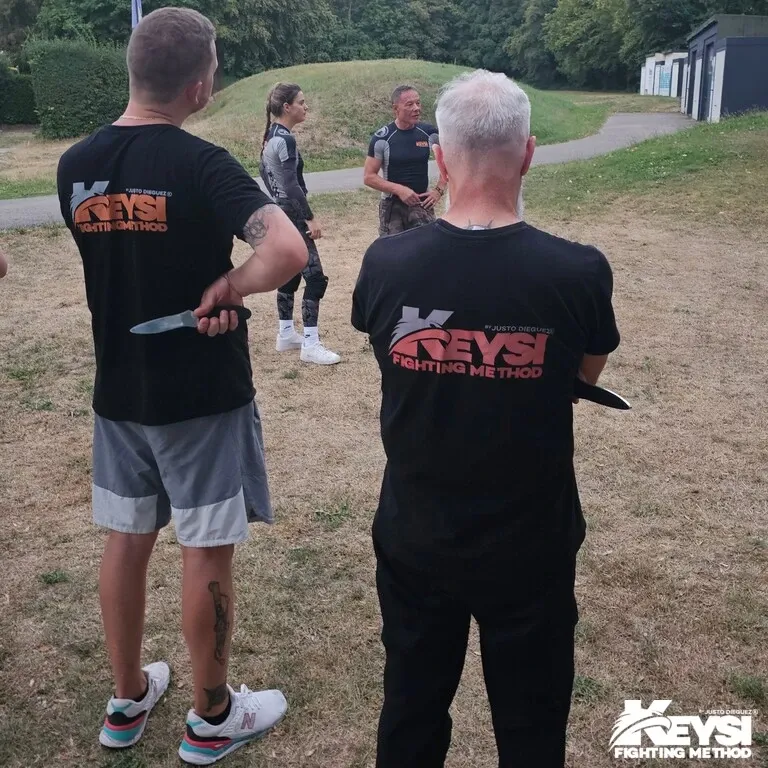 Keysi Schüler hören aufmerksam die Anweisungen zur Messerabwehr-Übung an