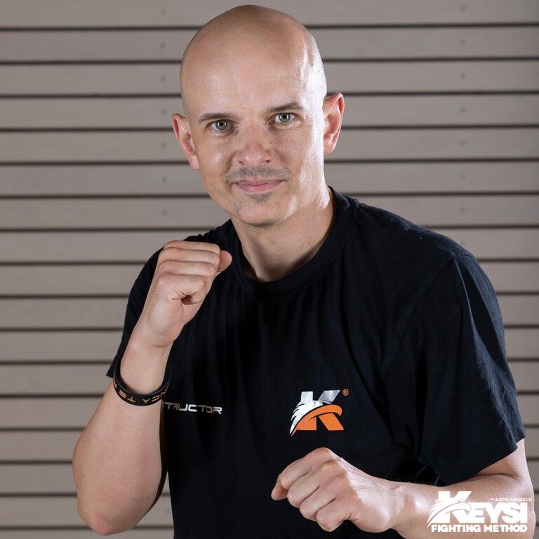 Arkadius Nowakowski lächelnd in Kampfhaltung